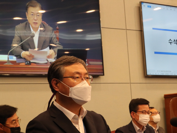 문재인 대통령이 22일 오후 청와대 여민관에서 열린 수석·보좌관회의에서 머리발언을 하고 있다. 앞쪽은 신현수 대통령비서실 민정수석.  2021. 2. 22  도준석 기자 pado@seoul.co.kr