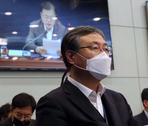 문재인 대통령이 22일 오후 청와대 여민관에서 열린 수석·보좌관회의에서 머리발언을 하고 있다. 앞쪽은 신현수 대통령비서실 민정수석.  2021. 2. 22  도준석 기자 pado@seoul.co.kr