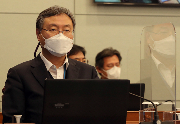 신현수 대통령비서실 민정수석이 22일 오후 청와대 여민관에서 열린 수석·보좌관회의에서 시작을 기다리고 있다. 2021. 2. 22  도준석 기자 pado@seoul.co.kr