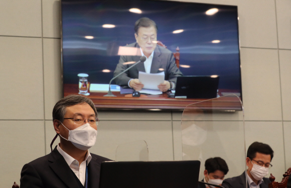 문재인 대통령이 22일 오후 청와대 여민관에서 열린 수석·보좌관회의에서 머리발언을 하고 있다. 앞쪽은 신현수 대통령비서실 민정수석.  2021. 2. 22  도준석 기자 pado@seoul.co.kr