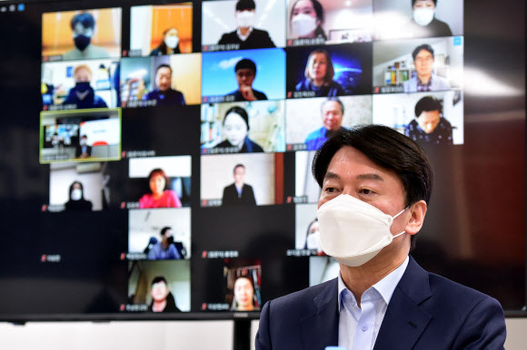 서울시장 보궐선거에 출마하는 안철수 국민의당 대표가 22일 여의도 인근에서 열린 당원이 직접 검증하는 ‘후보자 온라인 청문회’에서 질의를 받고 있다. 2021.2.22 [국회사진기자단]