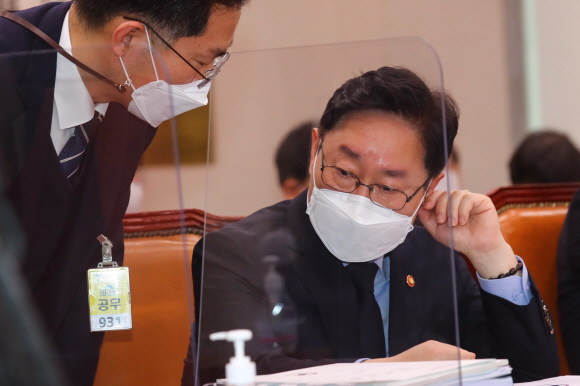 박범계 법무부 장관이 22일 국회 법제사법위원회 전체회의에 출석해 법무부 관계자와 심각한 표정으로 대화를 나누고 있다. <br>김명국 선임기자 daunso@seoul.co.kr