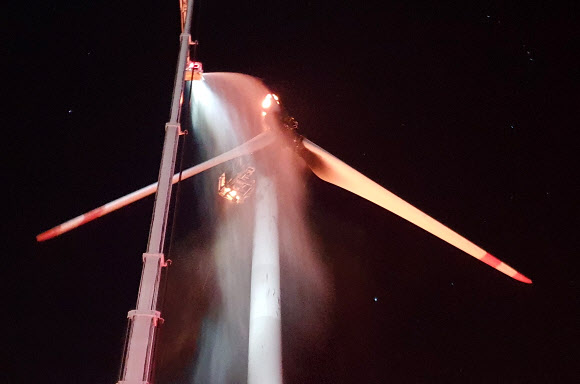 화재로 날개 잃은 풍력발전기