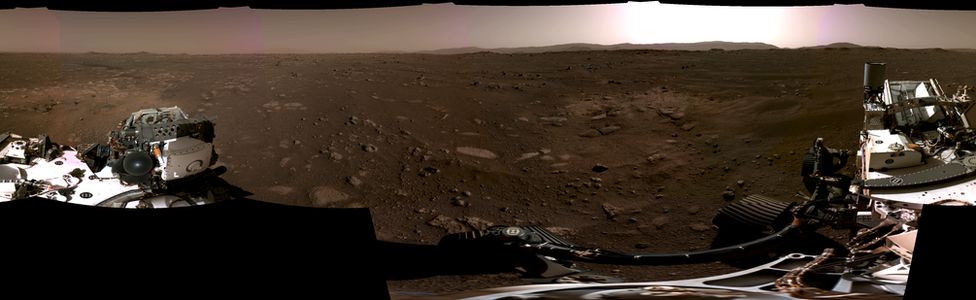 화성 안착 이틀 뒤인 20일(현지시간) 퍼서비어런스 탐사로버에 장착된 카메라들이 촬영한 사진을 합성한 사진이다. NASA/JPL-칼텍 제공 AP 연합뉴스 