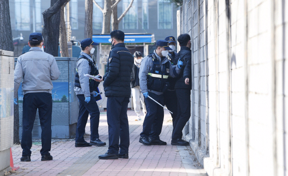 코로나 19 백신 예방접종이 오는 26일부터 시작될 예정이다. 사진은 23일 서울 중구 국립중앙의료원에 마련된 중앙예방접종센터 앞에서 서울중부경찰서 관계자들이 백신 유통중 발생할 거수자를 제압하는 훈련을 하고 있다. 2021.2.23 오장환 기자 5zzang@seoul.co.kr