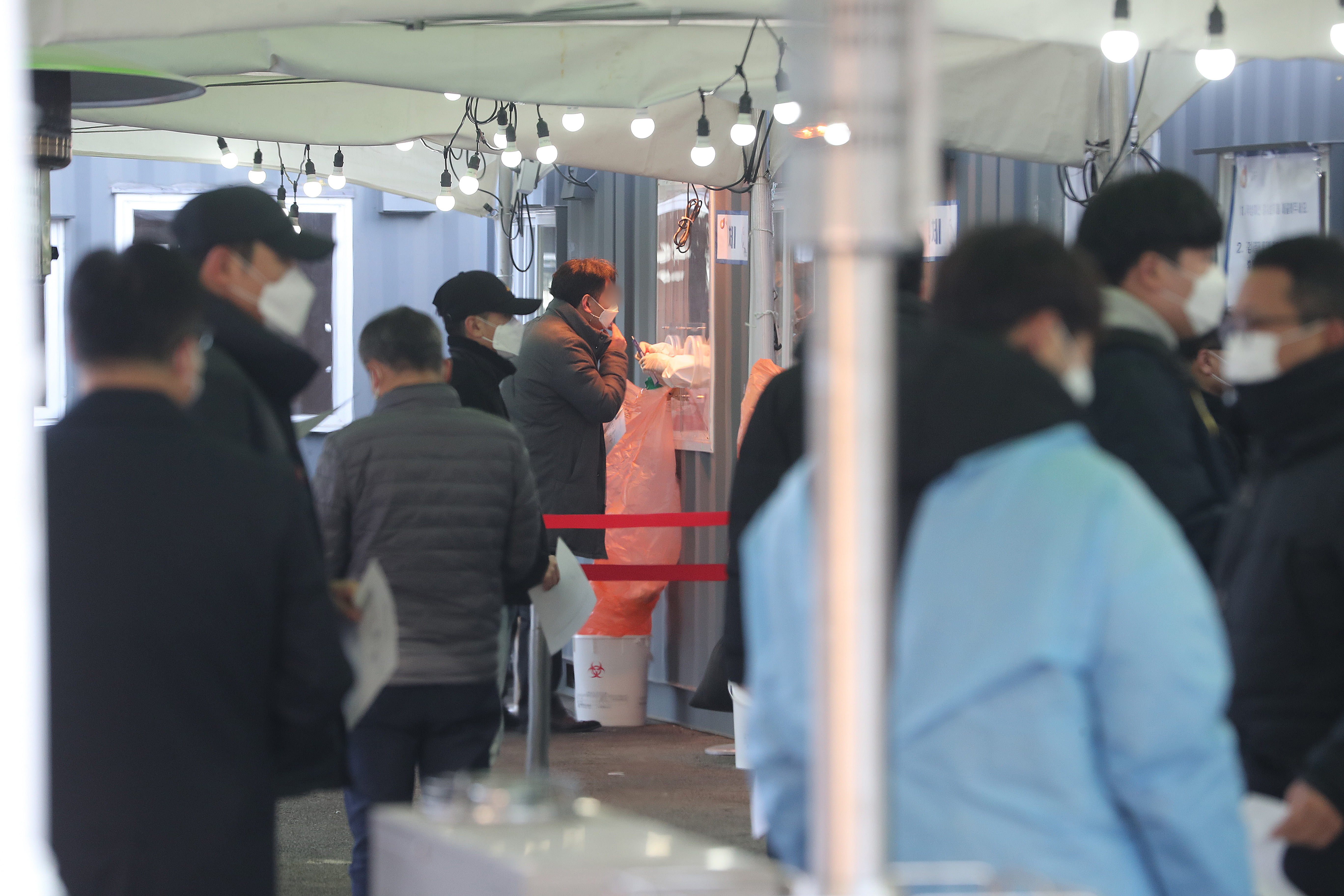 신종 코로나바이러스 감염증(코로나19) 확진자가 357명을 기록하면서 이틀 연속 300명대를 유지한 23일 서울역 임시선별진료소에서 시민들이 검사를 받고 있다. 2021.2.23 뉴스1