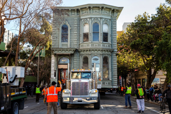 지난 21일(현지시간) 미국 샌프란시스코 프랭클린 807거리에 있던 1882년 영국 빅토리아 양식으로 지어진 2층짜리 집 한 채가 대형 트럭에 실려 옮겨지고 있다. 로이터 연합뉴스