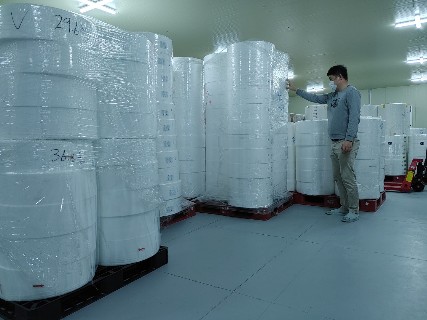 울산 북구 중산동 마스크 제조업체의 한 직원이 23일 원자재실에 쌓여 있는 자재를 확인하고 있다. 울산 박정훈 기자