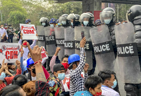 ‘시민 불복종’ 팻말 들고 경찰과 대치하는 미얀마 시위대