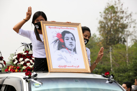 미얀마 쿠데타 규탄 시위 ‘첫 희생자’ 운구하는 차량
