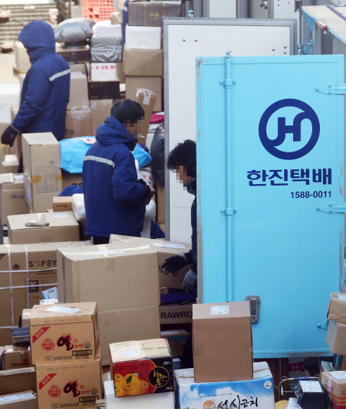 서울의 한 한진택배물류센터에서 노동자들이 택배를 분류하고 상하차 작업을 하고 있다. 서울신문DB