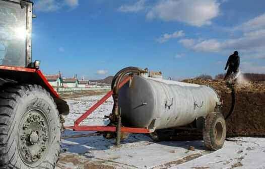 노동당 기관지 노동신문은 24일 ‘영농기전으로 모든 저수확지를 옥토로 만들자’라는 특집 기사를 싣고 관련 사진을 보도했다. 신문은 “양강도에서 사업을 힘 있게 전개하고 있다”면서 “도, 시급기관, 공장, 기업소들에서는 이날 하루 동안에만도 수천 톤(t)의 질 좋은 거름을 포전들에 실어냈다”라고 전했다.  평양 노동신문=뉴스1