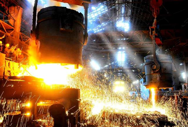 북한 노동당 기관지 노동신문은 24일 ‘강철전사들이여, 정면 돌파전의 앞장에서 증산의 불길을 세차게 지펴올리자’라는 특집 기사를 싣고 관련 사진을 공개했다. 신문은 황해제철연합기업소 노동계급이 궐기모임에서 전국의 근로자에게 보낸 호소문으로 금속공업부문 노동계급 등 온 나라 인민이 격동하고 있다고 전했다. 사진은 천리마제강연합기업소. 평양 노동신문=뉴스1