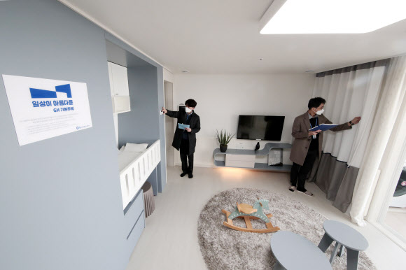 24일 오전 경기도 수원시 GH 기본주택 홍보관에서 경기주택도시공사 직원들이 개관을 앞두고 점검을 하고 있다.  경기도는 25일 ‘경기도 기본주택 콘퍼런스’를 개최한다. 2021.2.24  연합뉴스