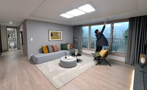 24일 오전 경기도 수원시 GH 기본주택 홍보관에서 경기주택도시공사 직원들이 개관을 앞두고 점검을 하고 있다.  경기도는 25일 ‘경기도 기본주택 콘퍼런스’를 개최한다. 2021.2.24  연합뉴스