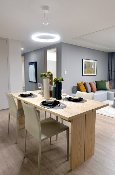 24일 오전 개관을 하루 앞두고 공개된 경기도 수원시 영통구 GH 기본주택 홍보관 모습.  경기도는 25일 ‘경기도 기본주택 콘퍼런스’를 개최한다. 2021.2.24  연합뉴스