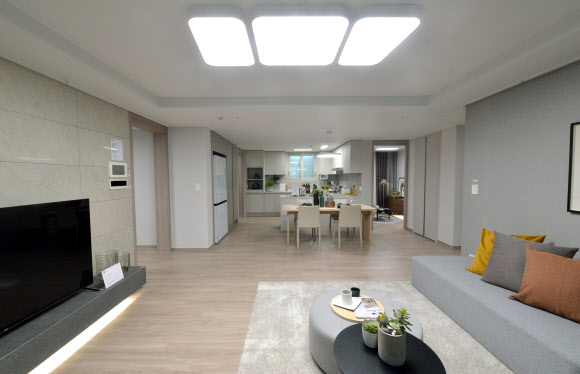 24일 오전 개관을 하루 앞두고 공개된 경기도 수원시 영통구 GH 기본주택 홍보관 모습.  경기도는 25일 ‘경기도 기본주택 콘퍼런스’를 개최한다. 2021.2.24  연합뉴스