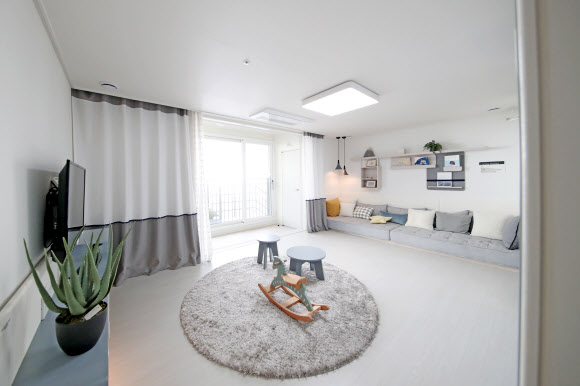 24일 오전 개관을 하루 앞두고 공개된 경기도 수원시 영통구 GH 기본주택 홍보관 모습.  경기도는 25일 ‘경기도 기본주택 콘퍼런스’를 개최한다. 2021.2.24  연합뉴스