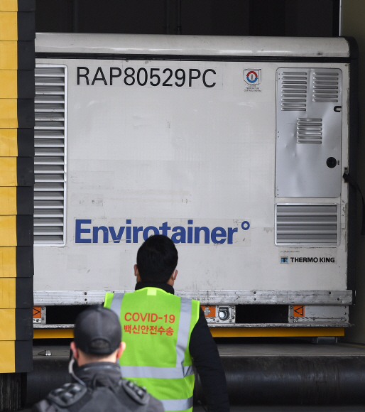 아스트라제네카 코로나 19 백신 국내 첫 출하가 시작된 24일 경기도 이천 지트리비앤티 물류센터에서 관계자들이 백신을 창고로 옮기고 있다.  이날 물류센터에 도착한 백신은 정부가 계약한 75만명분의 일부인 15만명 분으로 하루 뒤인 25일부터 전국 각지 보건소와 요양병원으로 순차적으로 운송될 예정이다. 2021. 2. 24 오장환 기자 5zzang@seoul.co.kr