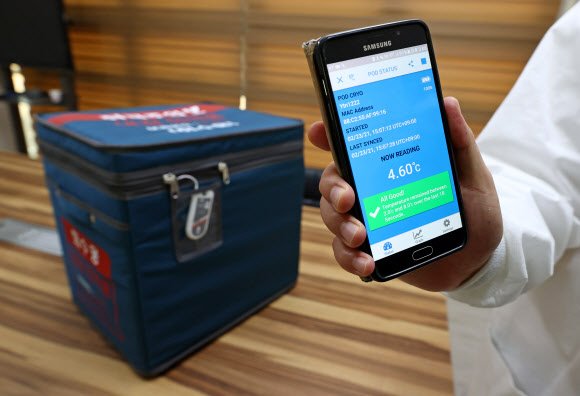 23일 오후 국내 아스트라제네카(AZ) 백신 운송 용기의 공급을 맡은 콜드체인 전문기업 에프엠에스코리아에서 직원이 백신 운송 용기와 함께 사용되는 스마트 센서 이용 모습을 보여주고 있다. 이 온도 측정 센서를 통해 백신이 의료기관에 도착해 접종되기까지 운송 용기 내부 온도를 확인할 수 있다. 2021.2.24  연합뉴스