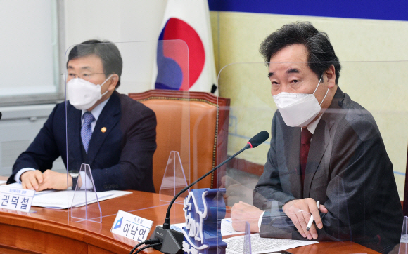 이낙연 더불어민주당 대표가 24일 국회에서 열린 국난극복K-뉴딜위원회 바이오헬스본부 활동 보고-정책과제 발표회에서 발언을 하고 있다.2021. 2. 24 김명국 선임기자 daunso@seoul.co.kr