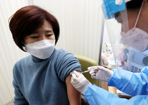 24일 서울 중랑구보건소에서 보건소 관계자들과 구청 직원들이 백신 접종 사전 훈련을 하고 있다. 중랑구는 오는 26일 신종 코로나바이러스 감염증(코로나 19) 백신 접종을 시작한다. 중랑구는 “집단감염에 취약한 요양시설에 근무하고, 면역력이 약한 어르신들을 가까이서 돌보는 요양보호사를 백신접종 1호로 선정했다”고 밝혔다. 2021.2.24  연합뉴스