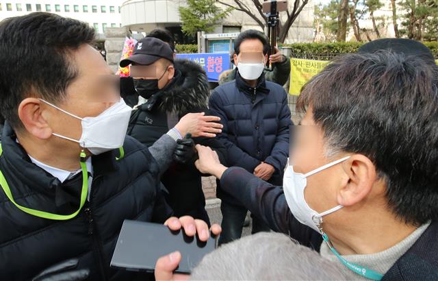 24일 오후 박범계 법무부 장관이 대전고검 방문이 예정된 가운데 정문 앞에서 보수단체 회원들과 지지자들 사이에 충돌이 발생하고 있다. 2021.2.24 뉴스1