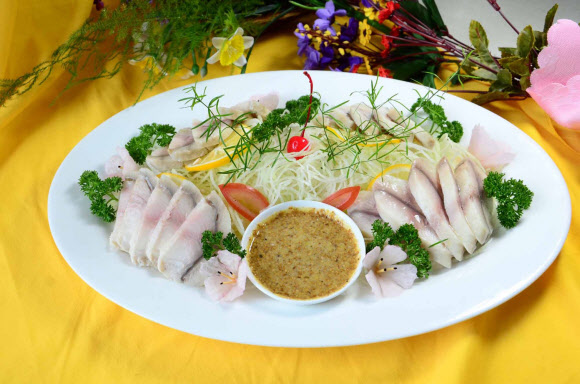 재일본조선인총연합회 기관지 조선신보는 1960년 창립돼 올해 환갑을 맞이한 평양 음식점 옥류관의 역사와 현재 모습을 24일 보도했다. 옥류관은 평양냉면·고기쟁반국수 등 널리 알려진 대표음식 외에 자라, 철갑상어, 왕개구리 등을 재료로 만든 희귀 음식도 선보이고 있다. 사진은 옥류관에서 봉사하는 요리의 하나. 2021.2.24  평양 조선신보 연합뉴스