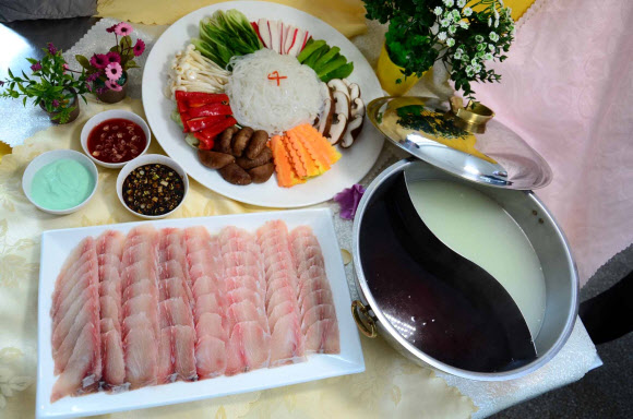 재일본조선인총연합회 기관지 조선신보는 1960년 창립돼 올해 환갑을 맞이한 평양 음식점 옥류관의 역사와 현재 모습을 24일 보도했다. 옥류관은 평양냉면·고기쟁반국수 등 널리 알려진 대표음식 외에 자라, 철갑상어, 왕개구리 등을 재료로 만든 희귀 음식도 선보이고 있다. 사진은 옥류관에서 봉사하는 요리의 하나. 2021.2.24  평양 조선신보 연합뉴스