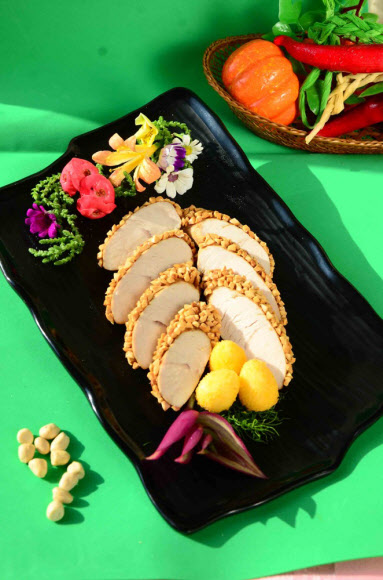 재일본조선인총연합회 기관지 조선신보는 1960년 창립돼 올해 환갑을 맞이한 평양 음식점 옥류관의 역사와 현재 모습을 24일 보도했다. 옥류관은 평양냉면·고기쟁반국수 등 널리 알려진 대표음식 외에 자라, 철갑상어, 왕개구리 등을 재료로 만든 희귀 음식도 선보이고 있다. 사진은 옥류관에서 봉사하는 요리의 하나. 2021.2.24  평양 조선신보 연합뉴스