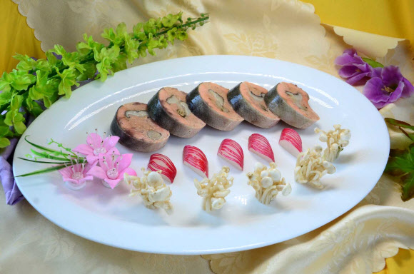 재일본조선인총연합회 기관지 조선신보는 1960년 창립돼 올해 환갑을 맞이한 평양 음식점 옥류관의 역사와 현재 모습을 24일 보도했다. 옥류관은 평양냉면·고기쟁반국수 등 널리 알려진 대표음식 외에 자라, 철갑상어, 왕개구리 등을 재료로 만든 희귀 음식도 선보이고 있다. 사진은 옥류관에서 봉사하는 요리의 하나. 2021.2.24  평양 조선신보 연합뉴스