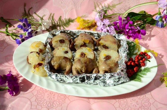 재일본조선인총연합회 기관지 조선신보는 1960년 창립돼 올해 환갑을 맞이한 평양 음식점 옥류관의 역사와 현재 모습을 24일 보도했다. 옥류관은 평양냉면·고기쟁반국수 등 널리 알려진 대표음식 외에 자라, 철갑상어, 왕개구리 등을 재료로 만든 희귀 음식도 선보이고 있다. 사진은 옥류관에서 봉사하는 요리의 하나. 2021.2.24  평양 조선신보 연합뉴스