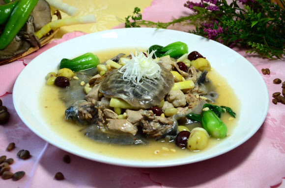 재일본조선인총연합회 기관지 조선신보는 1960년 창립돼 올해 환갑을 맞이한 평양 음식점 옥류관의 역사와 현재 모습을 24일 보도했다. 옥류관은 평양냉면·고기쟁반국수 등 널리 알려진 대표음식 외에 자라, 철갑상어, 왕개구리 등을 재료로 만든 희귀 음식도 선보이고 있다. 사진은 옥류관에서 봉사하는 요리의 하나. 2021.2.24  평양 조선신보 연합뉴스