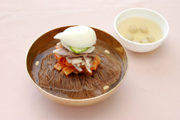 재일본조선인총연합회 기관지 조선신보는 1960년 창립돼 올해 환갑을 맞이한 평양 음식점 옥류관의 역사와 현재 모습을 24일 보도했다. 사진은 옥류관의 대표 음식 중 하나인 평양냉면. 2021.2.24  평양 조선신보 연합뉴스