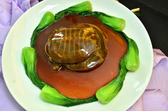 재일본조선인총연합회 기관지 조선신보는 1960년 창립돼 올해 환갑을 맞이한 평양 음식점 옥류관의 역사와 현재 모습을 24일 보도했다. 옥류관은 평양냉면·고기쟁반국수 등 널리 알려진 대표음식 외에 자라, 철갑상어, 왕개구리 등을 재료로 만든 희귀 음식도 선보이고 있다. 사진은 옥류관에서 봉사하는 요리의 하나. 2021.2.24  평양 조선신보 연합뉴스