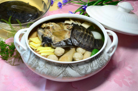 재일본조선인총연합회 기관지 조선신보는 1960년 창립돼 올해 환갑을 맞이한 평양 음식점 옥류관의 역사와 현재 모습을 24일 보도했다. 옥류관은 평양냉면·고기쟁반국수 등 널리 알려진 대표음식 외에 자라, 철갑상어, 왕개구리 등을 재료로 만든 희귀 음식도 선보이고 있다. 사진은 옥류관에서 봉사하는 요리의 하나. 2021.2.24  평양 조선신보 연합뉴스