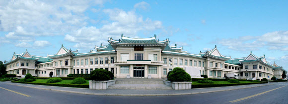 재일본조선인총연합회 기관지 조선신보는 1960년 창립돼 올해 환갑을 맞이한 평양 음식점 옥류관의 역사와 현재 모습을 24일 보도했다. 사진은 옥류관의 전경. 2021.2.24  평양 조선신보 연합뉴스