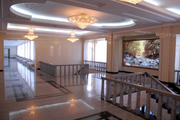 재일본조선인총연합회 기관지 조선신보는 1960년 창립돼 올해 환갑을 맞이한 평양 음식점 옥류관의 역사와 현재 모습을 24일 보도했다. 사진은 옥류관 내부 모습. 2021.2.24  평양 조선신보 연합뉴스