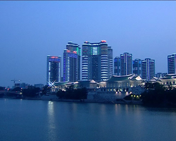 재일본조선인총연합회 기관지 조선신보는 1960년 창립돼 올해 환갑을 맞이한 평양 음식점 옥류관의 역사와 현재 모습을 24일 보도했다. 사진은 옥류관과 대동강변의 야경. 2021.2.24  평양 조선신보 연합뉴스