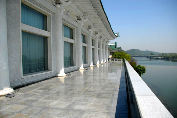 재일본조선인총연합회 기관지 조선신보는 1960년 창립돼 올해 환갑을 맞이한 평양 음식점 옥류관의 역사와 현재 모습을 24일 보도했다. 사진은 옥류관 내부 모습. 2021.2.24  평양 조선신보 연합뉴스