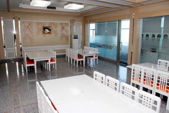 재일본조선인총연합회 기관지 조선신보는 1960년 창립돼 올해 환갑을 맞이한 평양 음식점 옥류관의 역사와 현재 모습을 24일 보도했다. 사진은 옥류관 내부 모습. 2021.2.24  평양 조선신보 연합뉴스