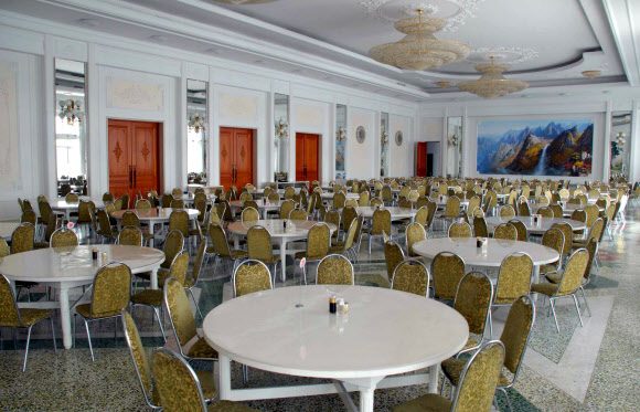 재일본조선인총연합회 기관지 조선신보는 1960년 창립돼 올해 환갑을 맞이한 평양 음식점 옥류관의 역사와 현재 모습을 24일 보도했다. 사진은 옥류관 내부 모습. 2021.2.24  평양 조선신보 연합뉴스