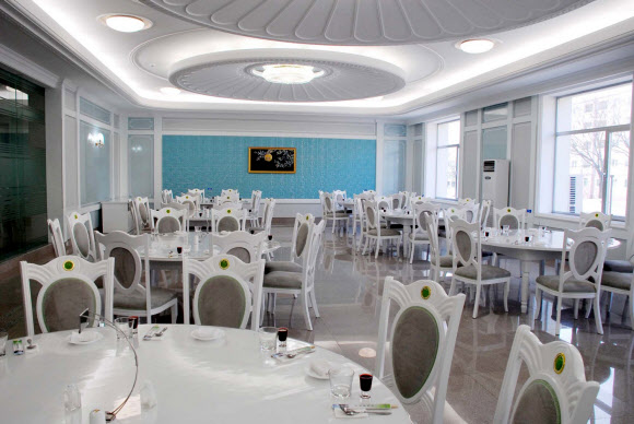 재일본조선인총연합회 기관지 조선신보는 1960년 창립돼 올해 환갑을 맞이한 평양 음식점 옥류관의 역사와 현재 모습을 24일 보도했다. 사진은 옥류관 내부 모습. 2021.2.24  평양 조선신보 연합뉴스