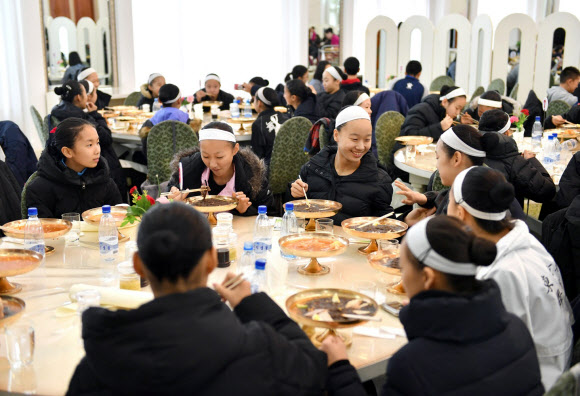 재일본조선인총연합회 기관지 조선신보는 1960년 창립돼 올해 환갑을 맞이한 평양 음식점 옥류관의 역사와 현재 모습을 24일 보도했다. 재일조선학생소년예술단 구성원들이 지난해 옥류관을 방문해 식사를 하고 있다. 2021.2.24   평양 조선신보 연합뉴스