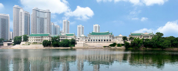 재일본조선인총연합회 기관지 조선신보는 1960년 창립돼 올해 환갑을 맞이한 평양 음식점 옥류관의 역사와 현재 모습을 24일 보도했다. 사진은 대동강변에 자리잡은 옥류관의 전경. 2021.2.24  평양 조선신보 연합뉴스