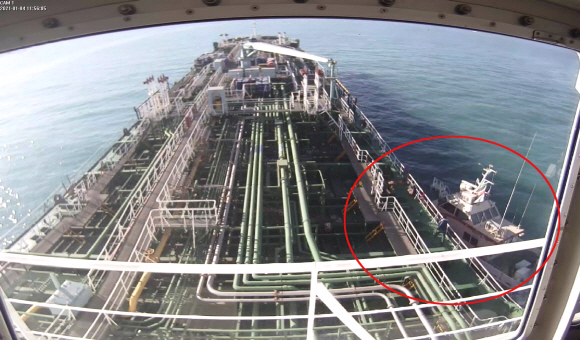지난달초 이란 혁명수비대에 나포된 한국 국적 선박 ‘한국케미’의 모습. 오른쪽이 이란 혁명수비대가 타고 온 고속정. 연합뉴스