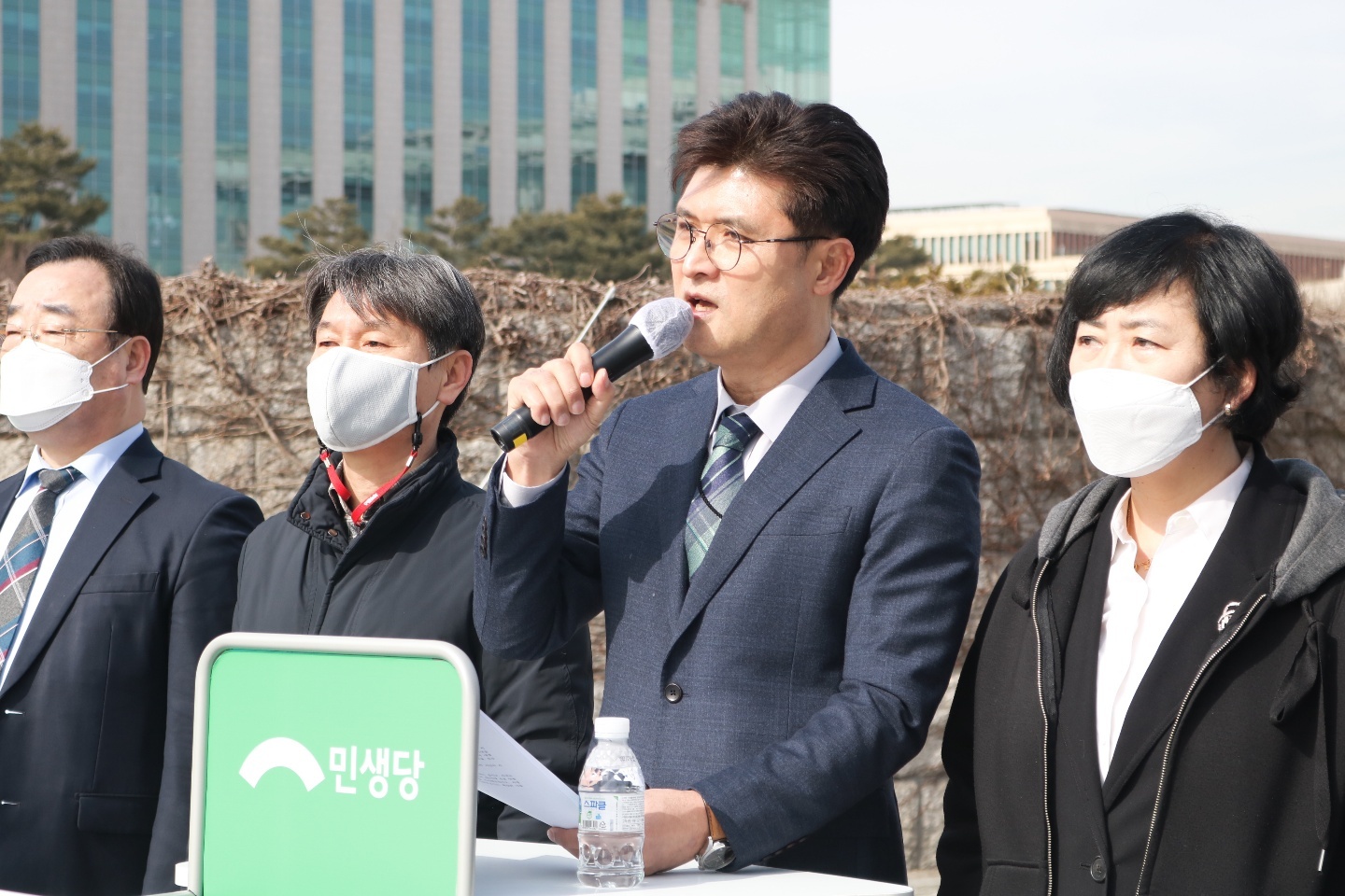 민생당 이수봉(왼쪽 세번째) 비상대책위원장이 24일 국회 정문 앞에서 서울시장 보궐선거 출마 선언을 하고 있다.