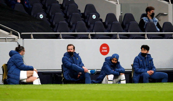 25일 유로파리그 경기에서 휴식을 취한 손흥민(오른쪽)과 해리 케인(오른쪽 세 번째). 가레스 베일(왼쪽)과 루카스 모라(왼쪽 세번째)는 후반 교체투입됐다. AFP 연합뉴스