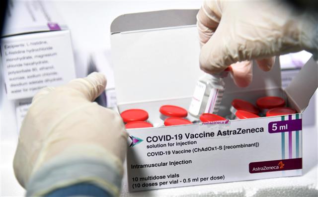정미영 금정구청장과 보건소 관계자 등이 25일 오전 부산 금정구 금정보건소 내 백신 보관 냉장고에서 아스트라제네카(AZ) 신종 코로나 바이러스 감염증(코로나19) 백신 수량을 확인하고 있다. 2021.2.25 뉴스1