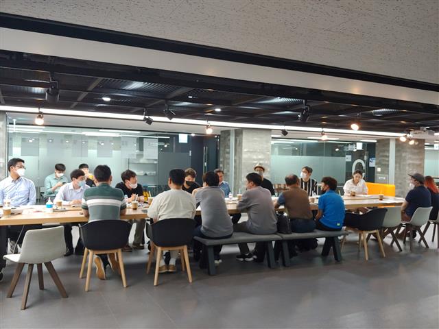 서울 강서구 한국공항공사 항공지원센터 2층에는 창업보육센터 ‘가꾼’이 마련돼 있다. 사진은 지난해 입주기업 대표들과 한국공항공사 관계자들이 센터에서 간담회를 하는 모습. 한국공항공사 제공